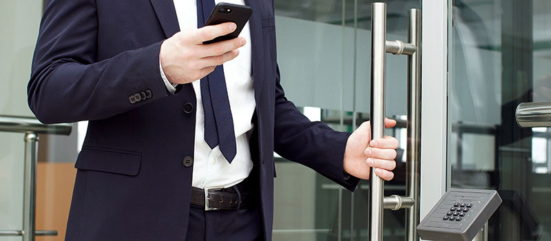 handsome-businessman-using-smartphone-in-the-office